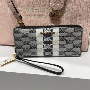 MICHAEL KORS Leather Continental Phone Holder Wristlet Wallet 
Black 
NWT